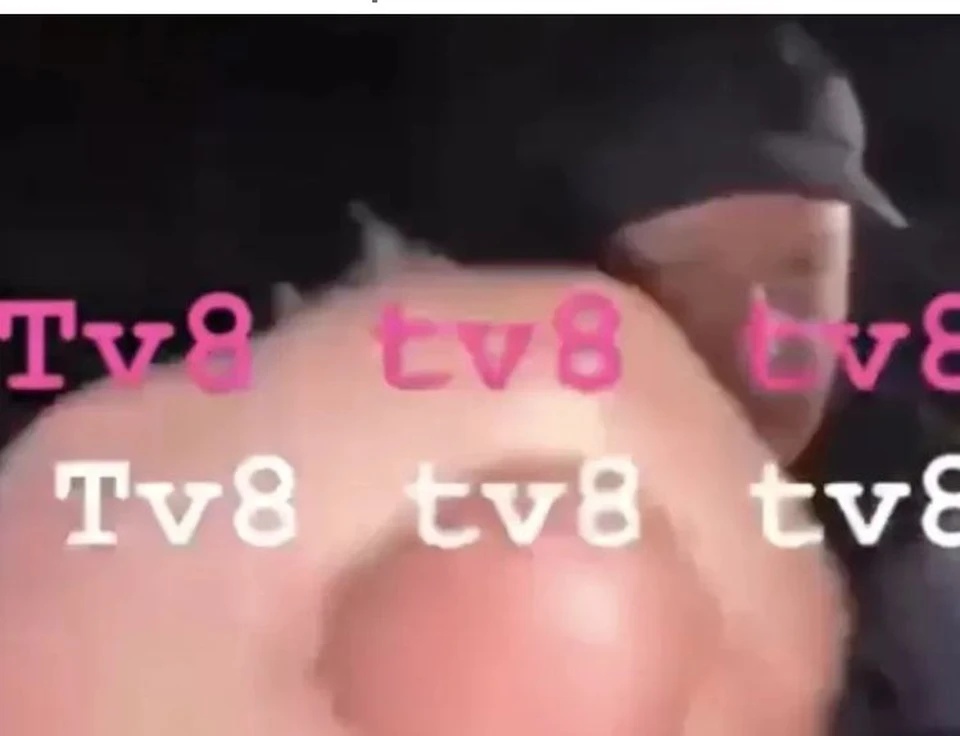 Кукиш от Оазу Нантоя крупным планом (Фото: скрин с видео tv8).