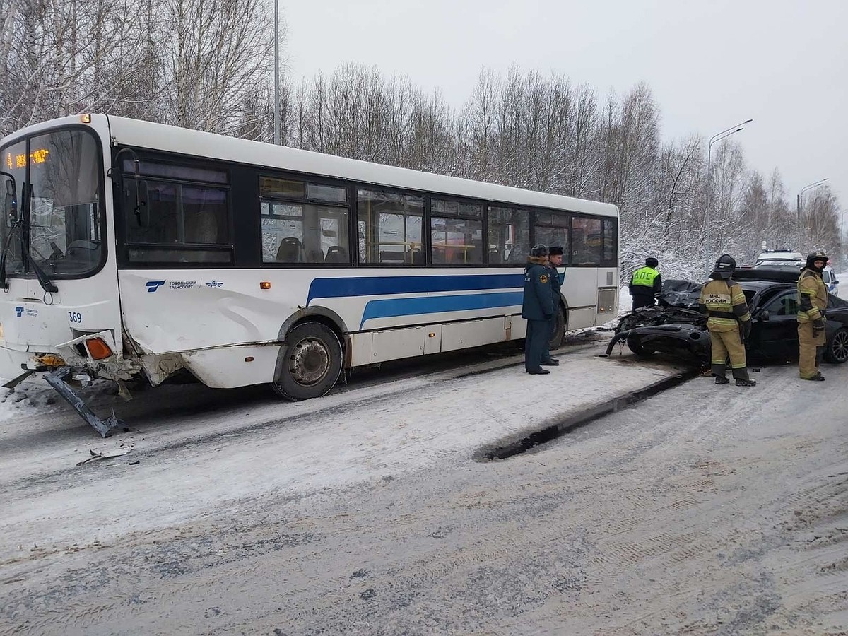 В Тобольске погиб водитель «Вольво», влетевший в пассажирский автобус -  KP.RU