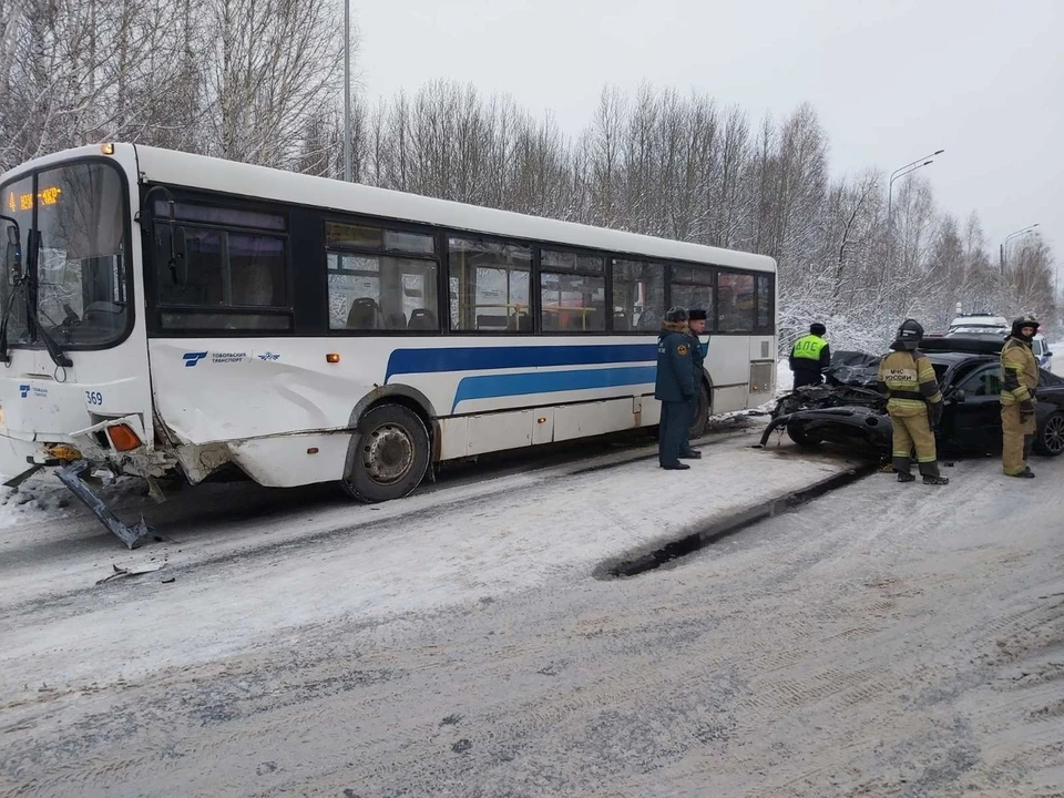 Фото: ГИБДД по Тюменской области. От удара автобус получил серьезную вмятину.