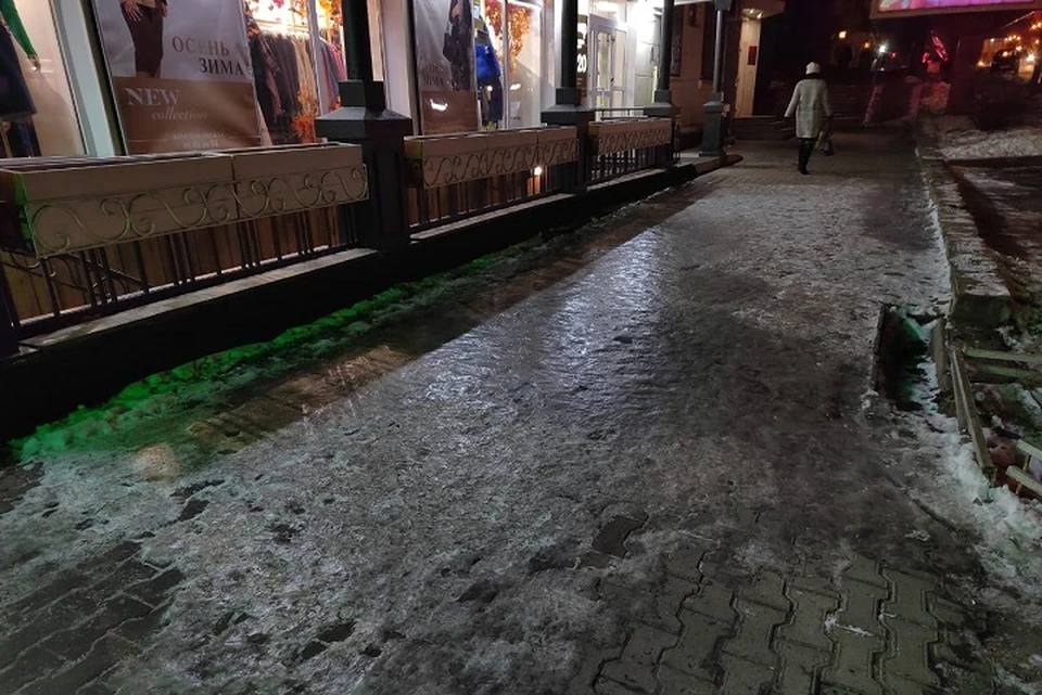 Пересечение улиц Пушкина и Ким Ю Чена, заледеневший тротуар у аптеки