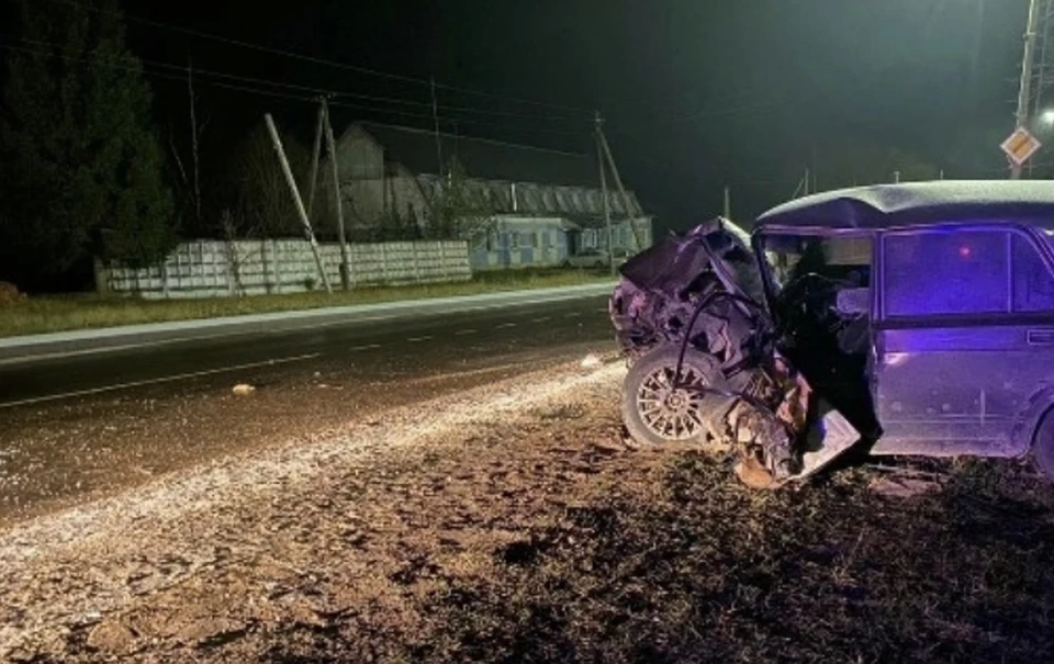 Страшная авария с отечественными легковушками произошла ночью в Новодугино. Фото: «Автокадр_67» в соцсетях.