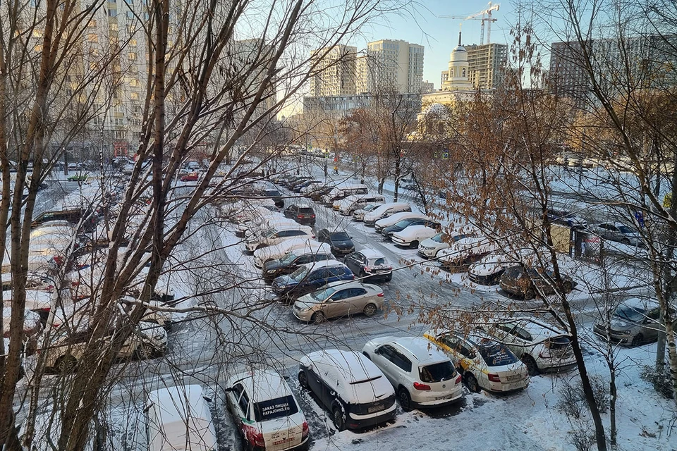 Автомобилистов не порадовал снег, так как нужно вставать раньше и чистить машины.
