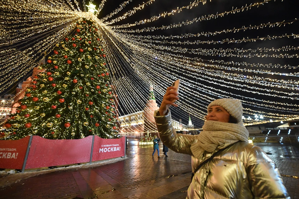 Москву украсит новогодняя иллюминация, но фейерверков и больших уличных концертов в этом году не будет.