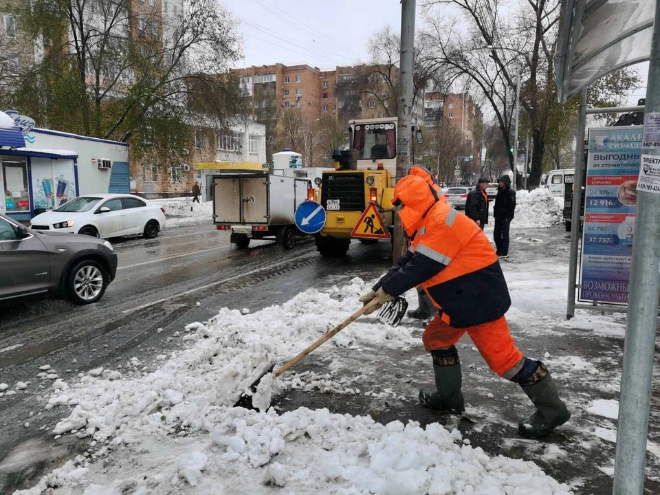 В мэрии заверили, что службы благоустройства вовсю устраняют последствия снегопада