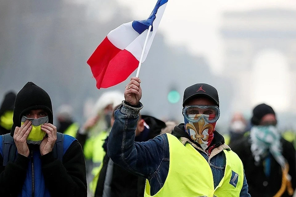 Полиция применила слезоточивый газ на акции «желтых жилетов» в Париже