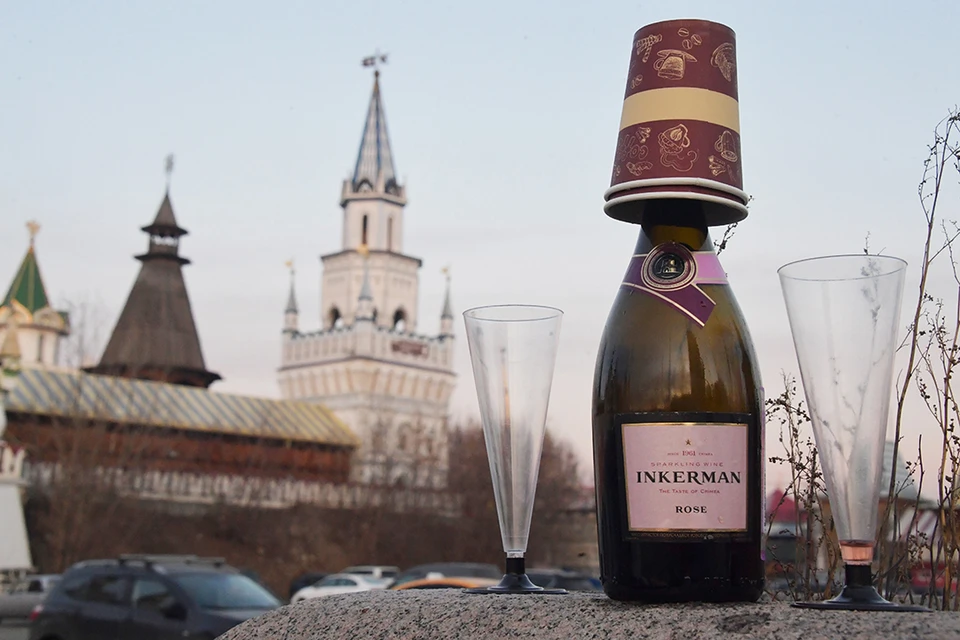 Россиянам посоветовали запастись шампанским и импортным спиртным перед Новым годом.