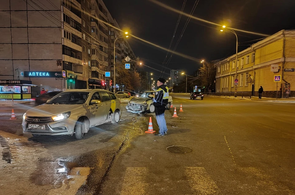 Отечественная легковушка не уступила на перекрестке дорогу встречной иномарке. Фото: ГИБДД по Екатеринбургу