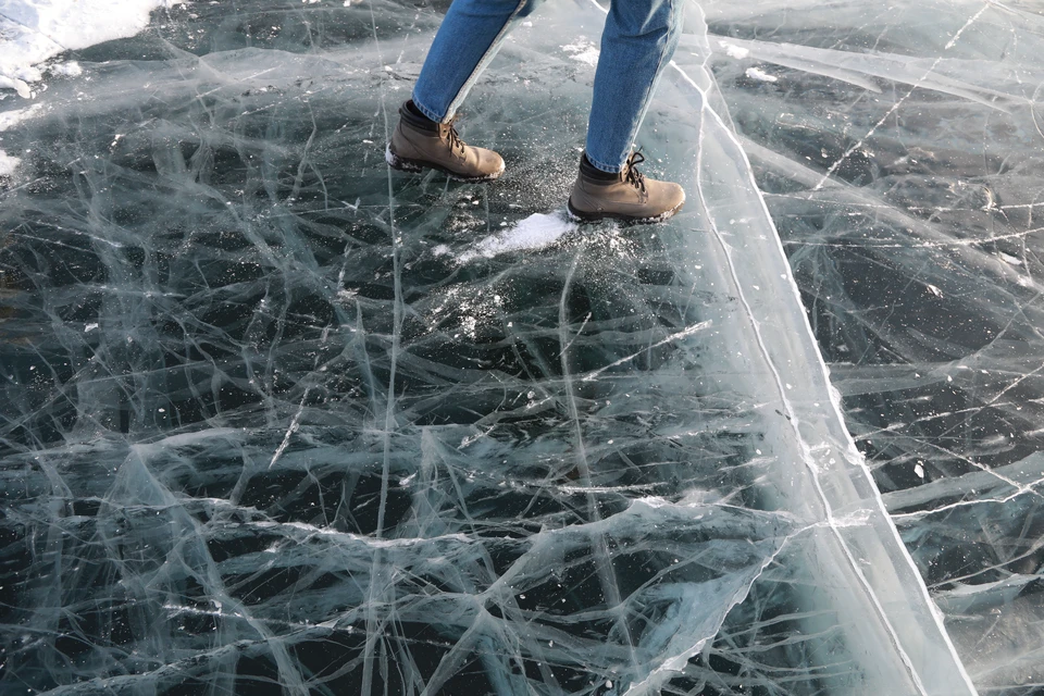 Лед 2 кто поет озеро. Фото тонкий лед в ноябре. Игры на улице тонкий лед фото. Тонкий лëд проломился Эстетика.