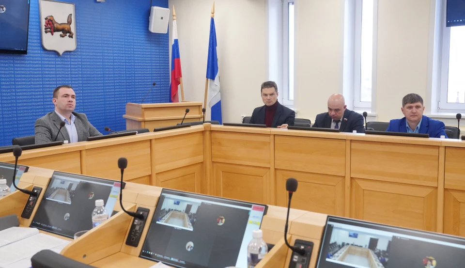 Работу административных комиссий муниципалитетов обсудили в ЗС Иркутской области.