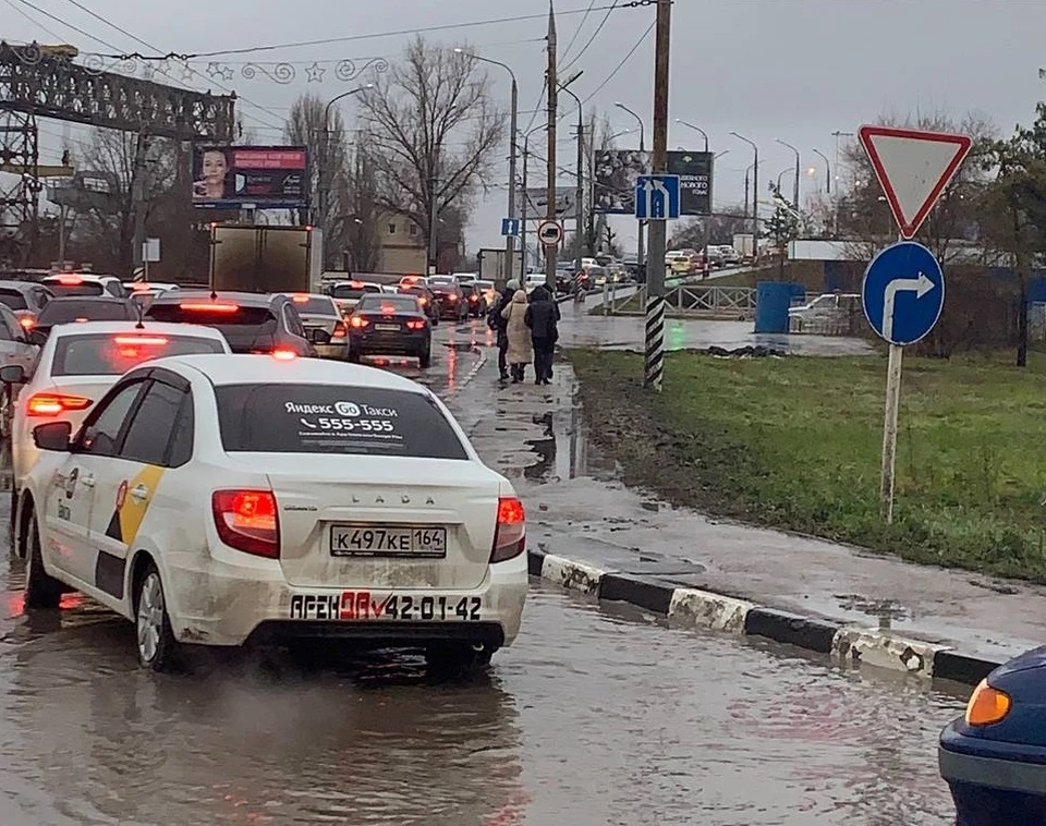 Пробки энгельс. Автомобили в пробке. Пробка. Пробки в России. Дорожная пробка.