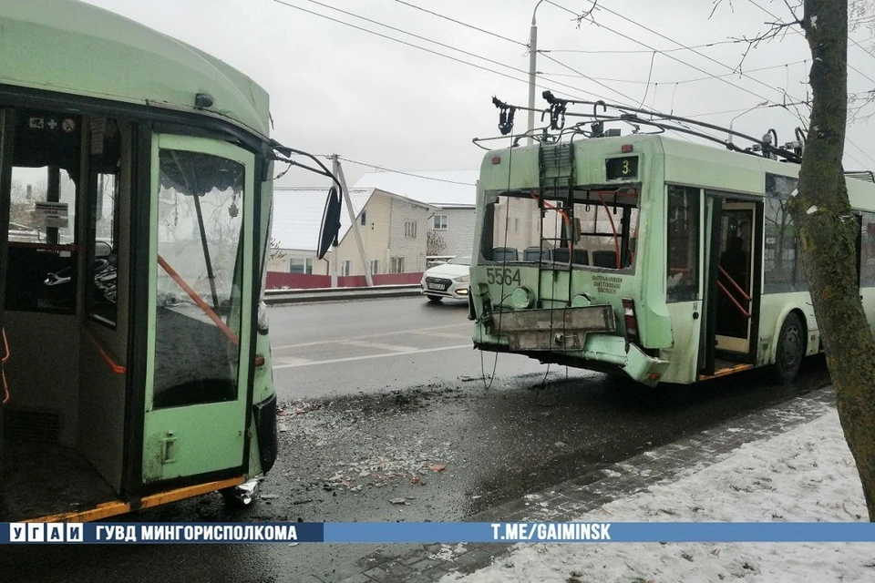 Водитель троллейбуса уснул за рулем и врезался в попутный. Фото: УГАИ ГУВД Мингорисполкома