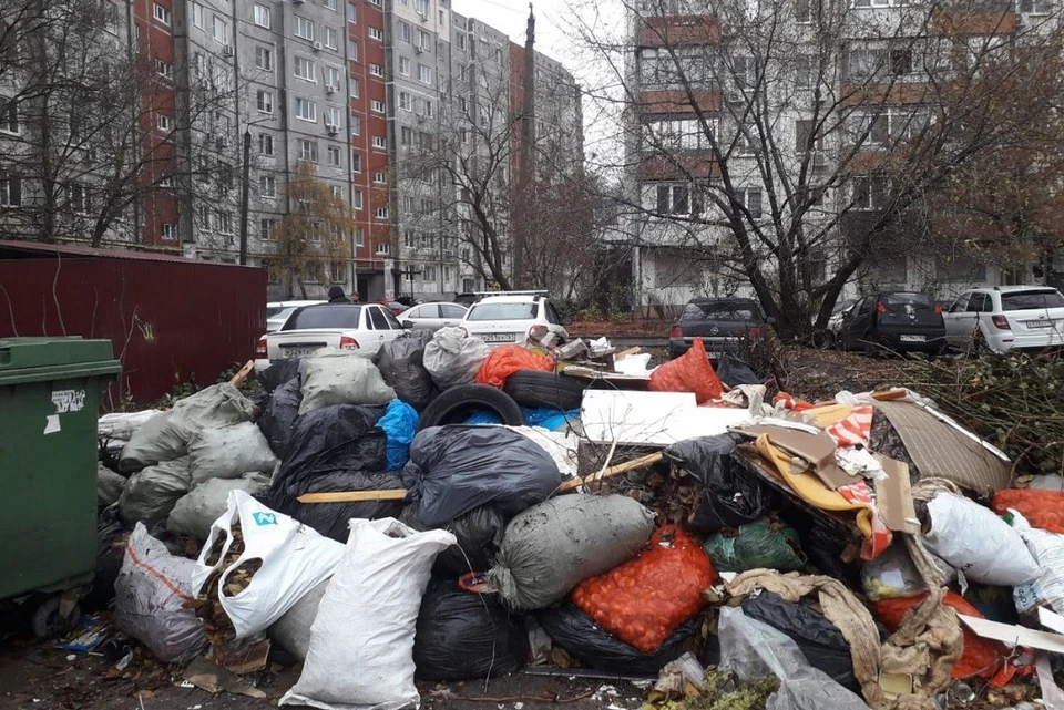 Площадка для мусора превратилась на Вятской в стихийную свалку. Фото: предоставлено Людмилой Жуковской.