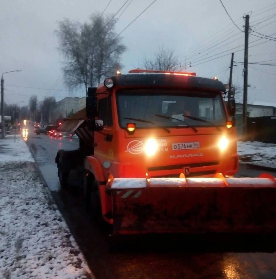 Песок и соль: на посыпку против гололеда в Костроме вышли 14 спецмашин -  KP.RU