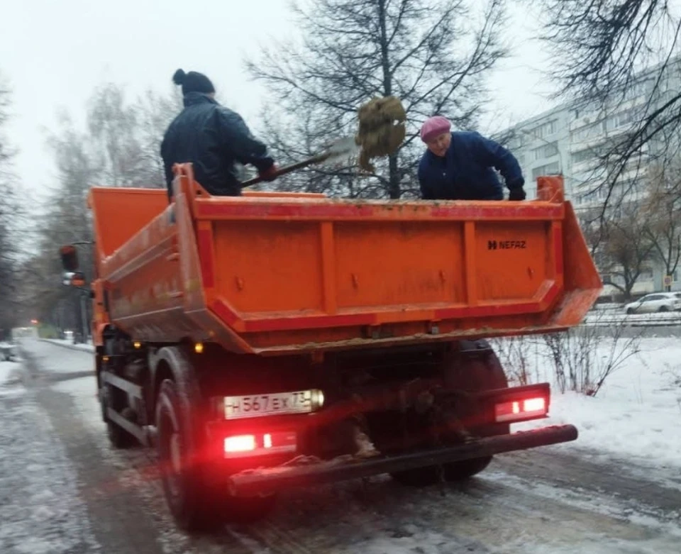 Бюджетников бросили на подмогу дорожникам