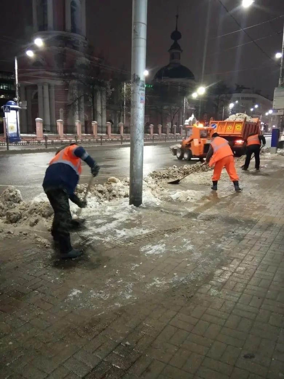 Новости а также самые. Уборка снега. Снегопад в городе. Уборщик снега. Уборка снега на улицах города.