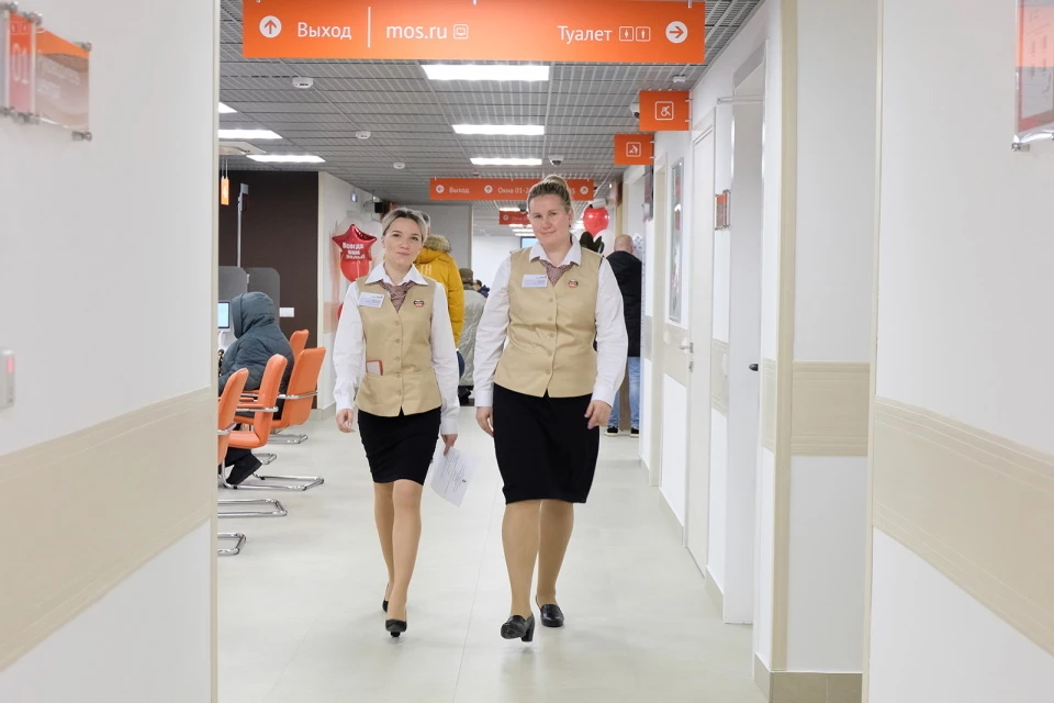 В центре госуслуг можно сделать фотографию на документы, распечатать необходимые бумаги, оплатить госпошлину. Фото: mos.ru