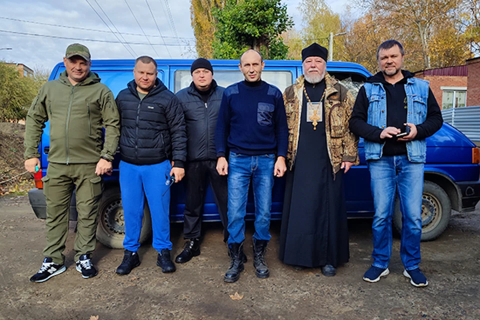 Четверо помогающих. Попков бригада отдыхает. Волонтеры России фото.