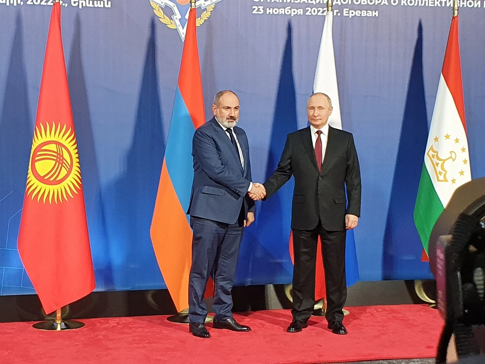 Никол Пашинян и Владимир Путин перед началом заседания Совета ОДКБ в Ереване.