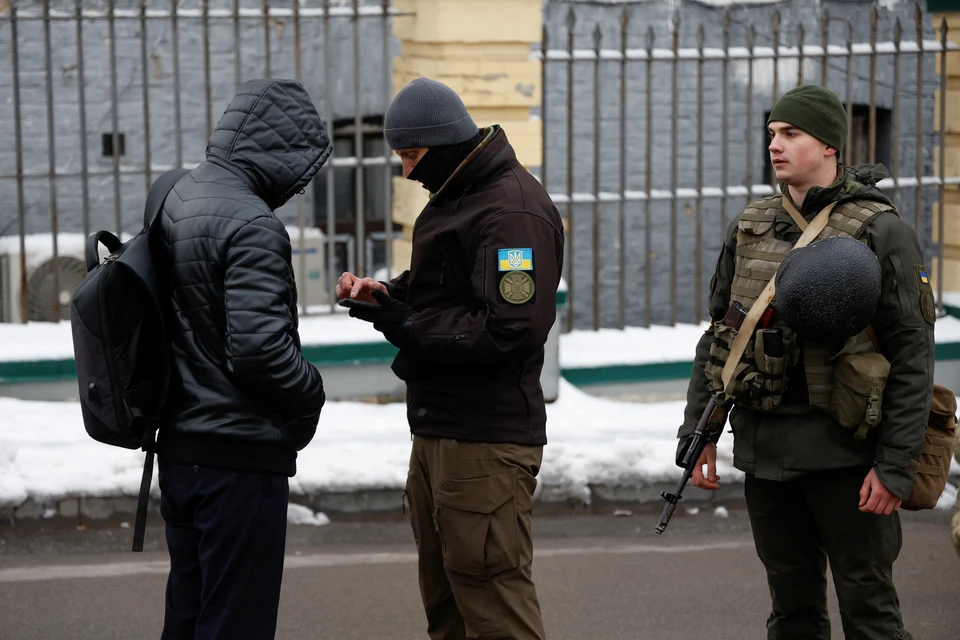 Офицер СБУ проверяет документы у посетителя Киево-Печерской лавры в Киеве.