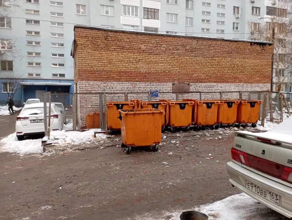 Спецтехника расчистила площадку и освободила контейнеры от мусора. Фото: «ЭкоСтройРесурс»