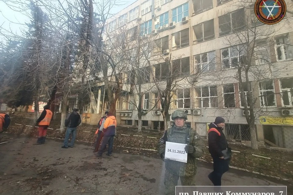 На проспекте Павших Коммунаров получило повреждения административное здание. Фото: СЦКК ДНР