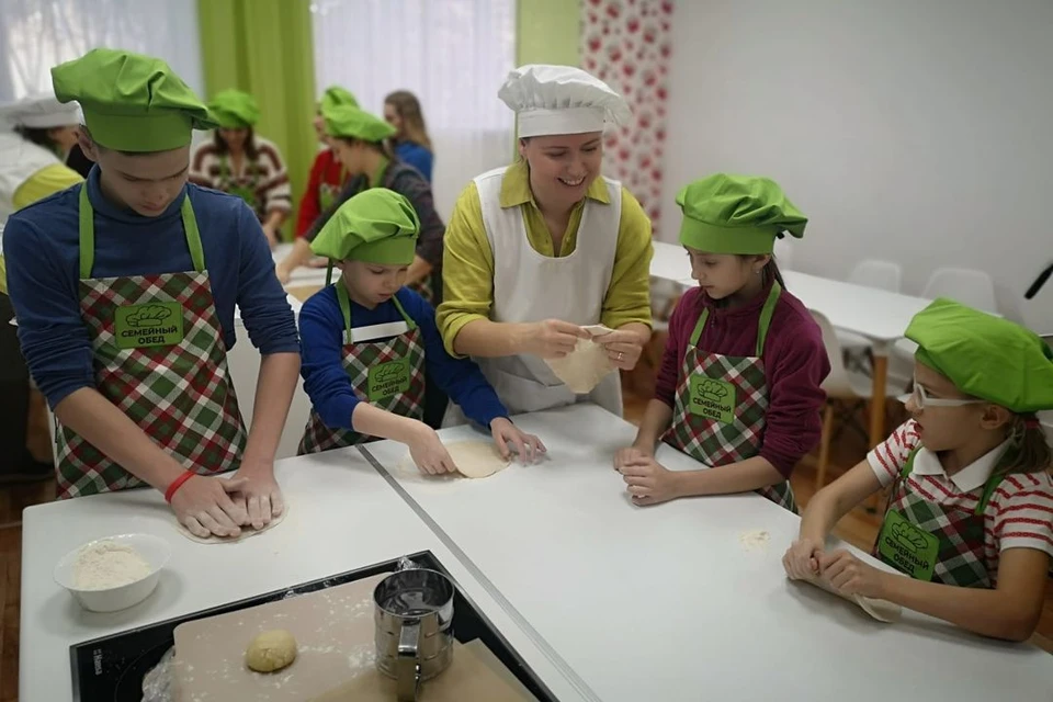 В Новосибирске открылась первая в городе кулинарная студия для детей с проблемами слуха. Фото: Правительство НСО