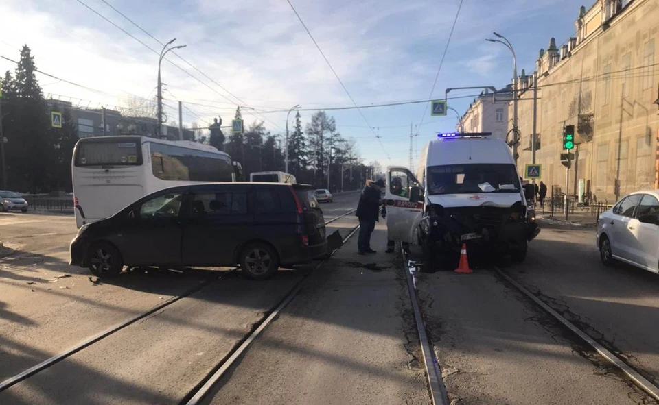 Медики ехали на красный свет на перекрестке, когда в них врезалась легковушка