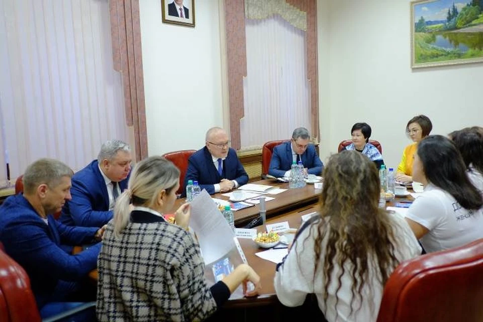 Губернатор Кировской области Александр Соколов встретился с женами участвующих в спецоперации. Фото: kirovreg.ru