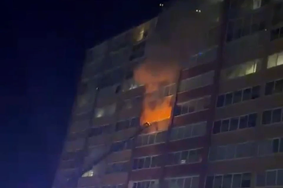 В жилом доме, расположенном в Ленинском районе, произошел пожар. Фото: стоп-кадр из видео / АСТ-54