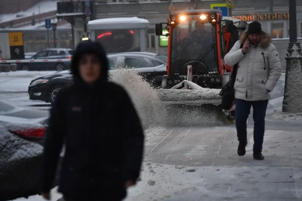 Снегоуборочная техника чистит от снега улицы Хабаровска