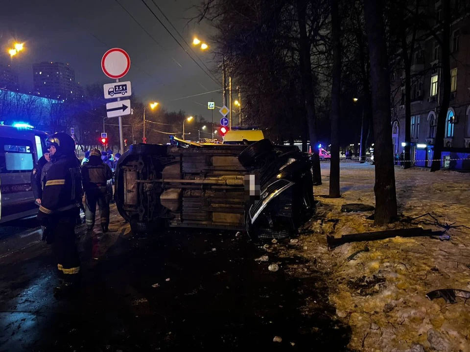 Автомобиль вылетел на тротуар и сбил пешеходов на северо-западе Москвы