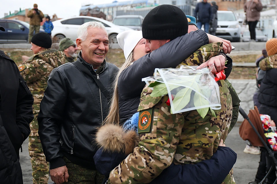 Бойцов ждали на центральной площади Владивостока их близкие.