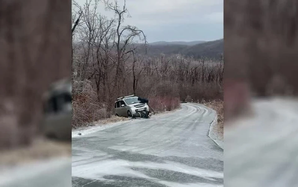 Автомобиль достали из канавы.