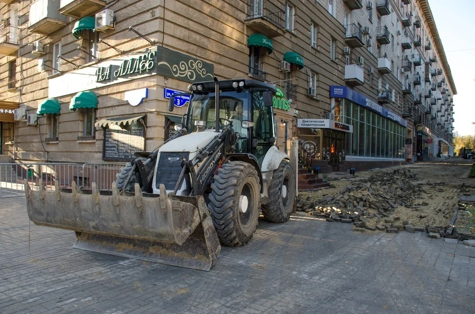 В центре Волгограда на Аллее Героев начали укладку плитки и газона