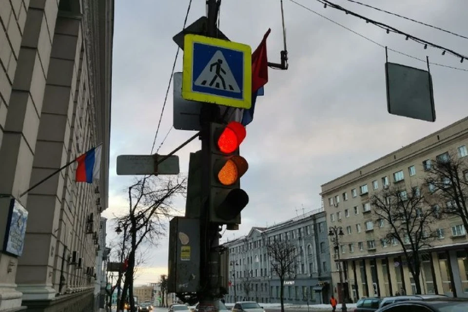 На центральных улицах города уже обновили 32 светофора