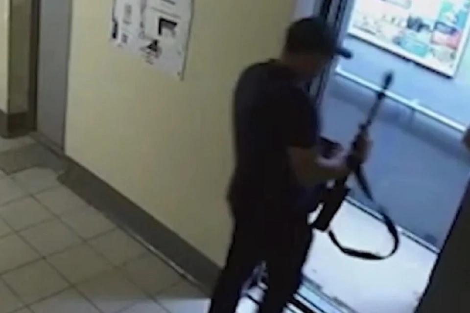 Злоумышленник зашел со своей жертвой в лифт прихватив с собой ружье.