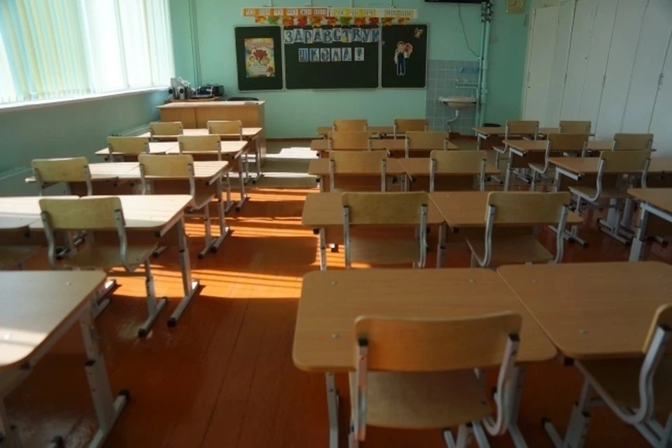 В тогучинской школе № 1 обрушился потолок в одном из кабинетов.