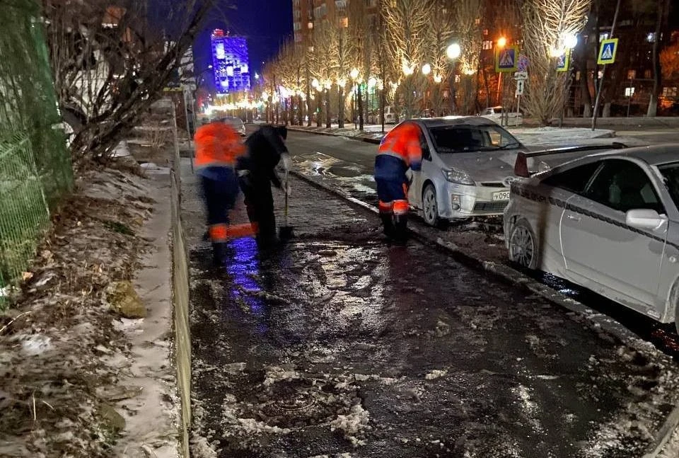 Рабочие продолжают бороться со льдом на дорогах и тротуарах Владивостока.