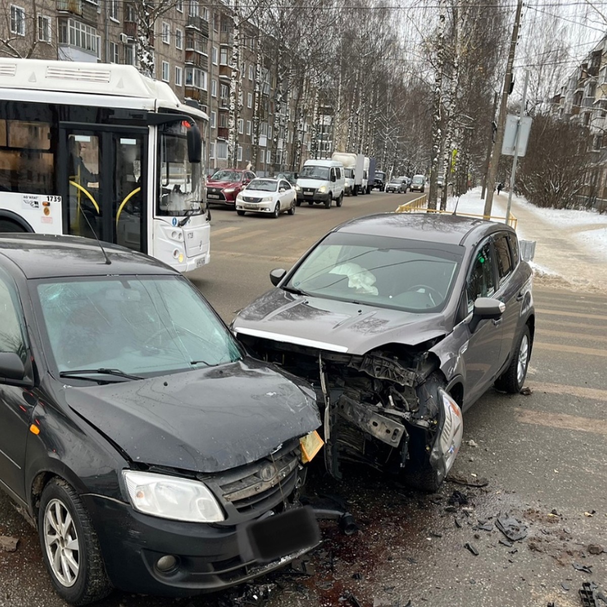 В Кирове на перекрестке улиц Попова и Некрасова произошла авария с  пострадавшими - KP.RU