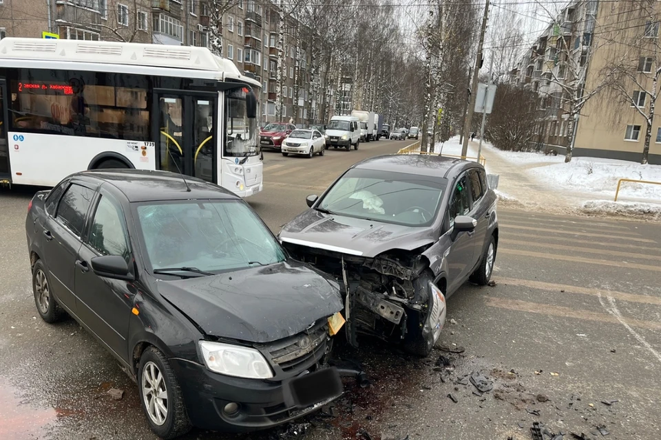 Авария случилась, когда 48-летняя женщина-водитель иномарки поворачивала налево. Фото: УГИБДД по Кировской области