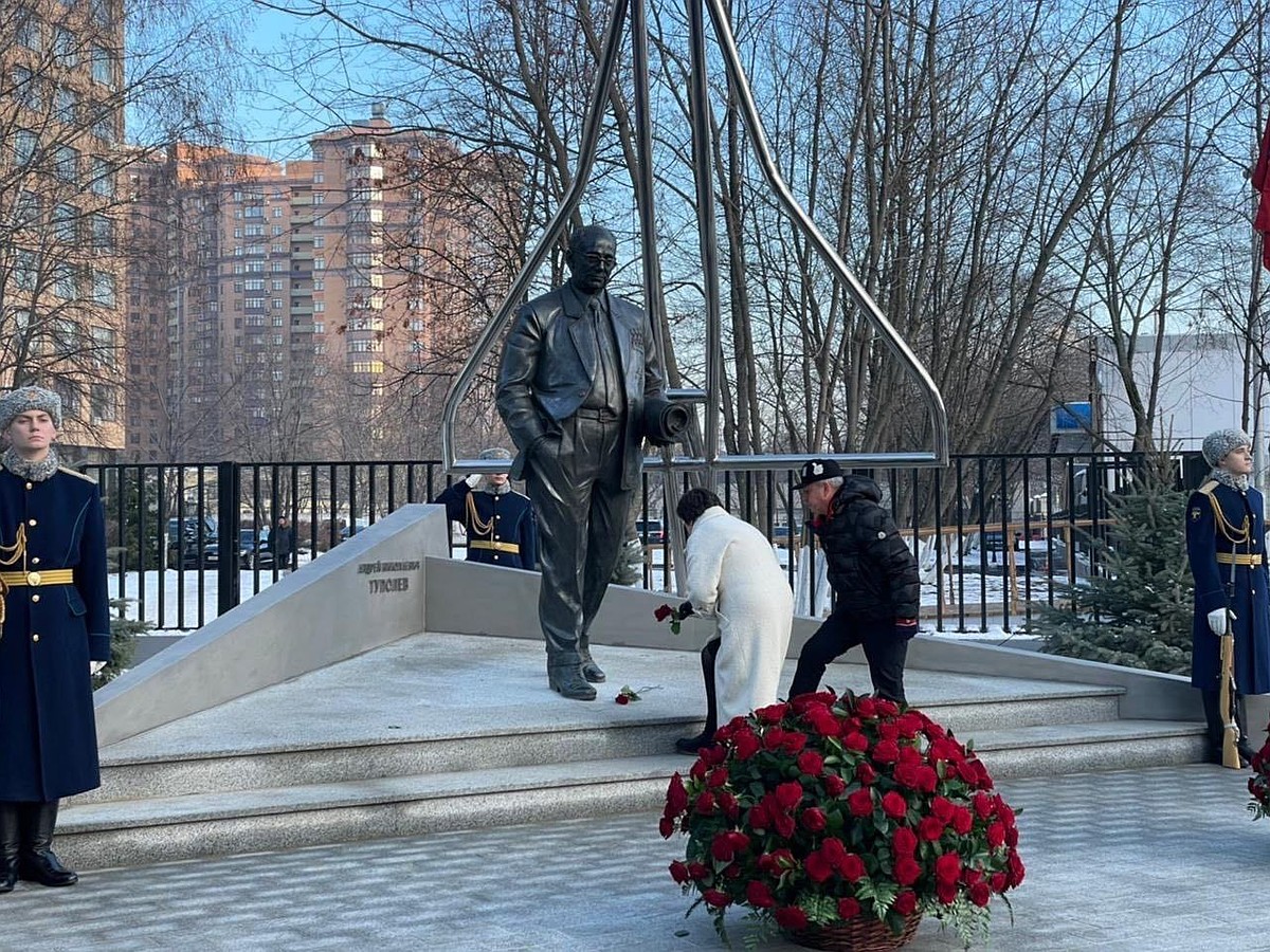 Памятник Туполеву установили в Москве к 100-летию основанного им  конструкторского бюро - KP.RU