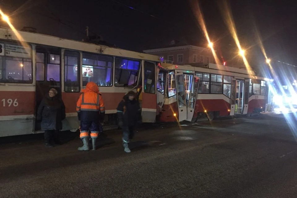 Мужчина ударился головой о поручень и сломал палец. Фото: ГИБДД по НСО