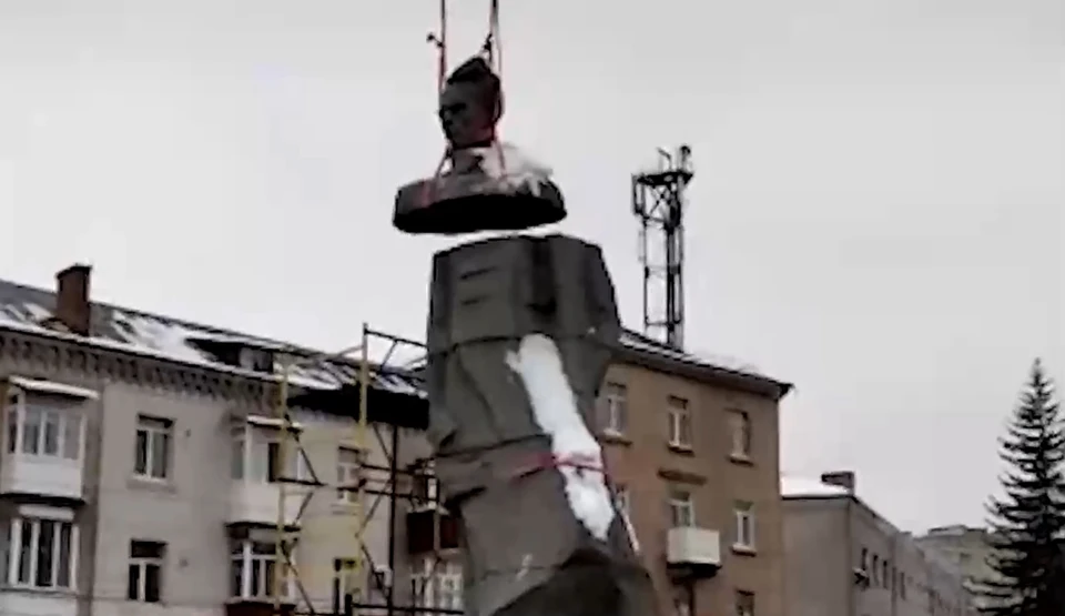 Памятник Николаю Островскому снесли в Хмельницкой области
