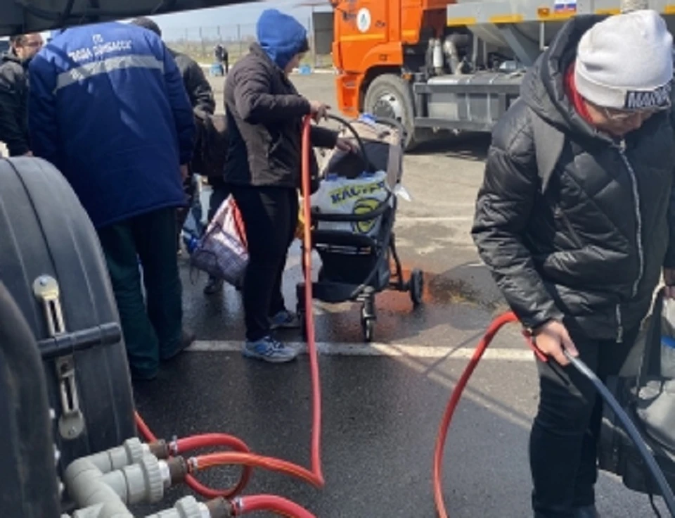 Воду жителям поселка привозят на спецмашинах.