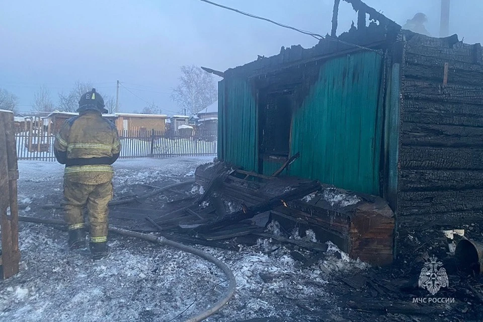 Сильный пожар уничтожил дом в Биробиджане