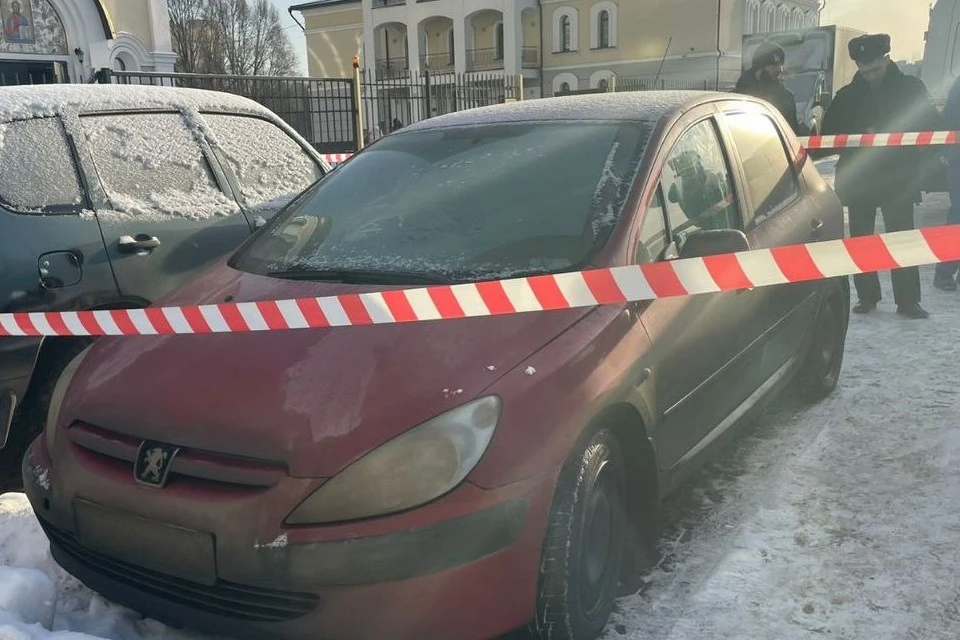 Тело 30-летней женщины с огнестрельным ранением нашли в автомобиле в Москве