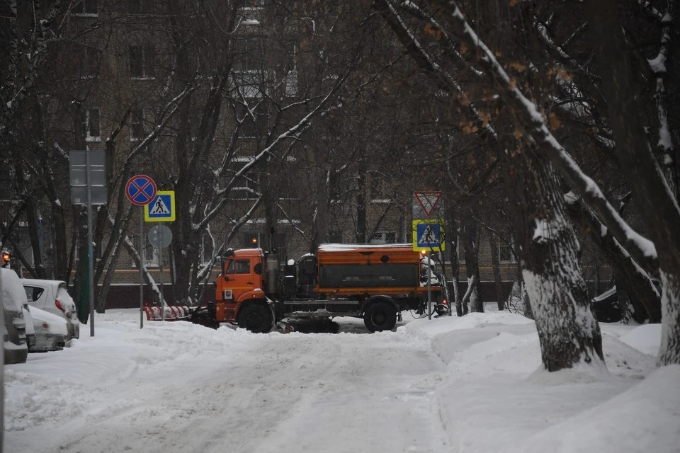 В городе весь день будут убирать снег