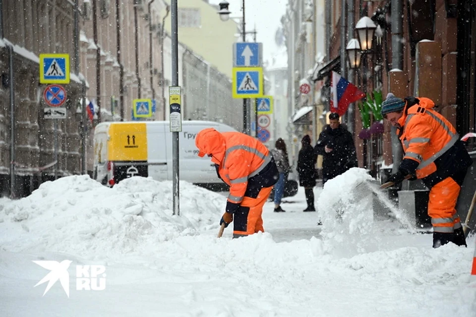 Москвичи могут пожаловаться на сосульки, неубранный снег и наледь во дворах