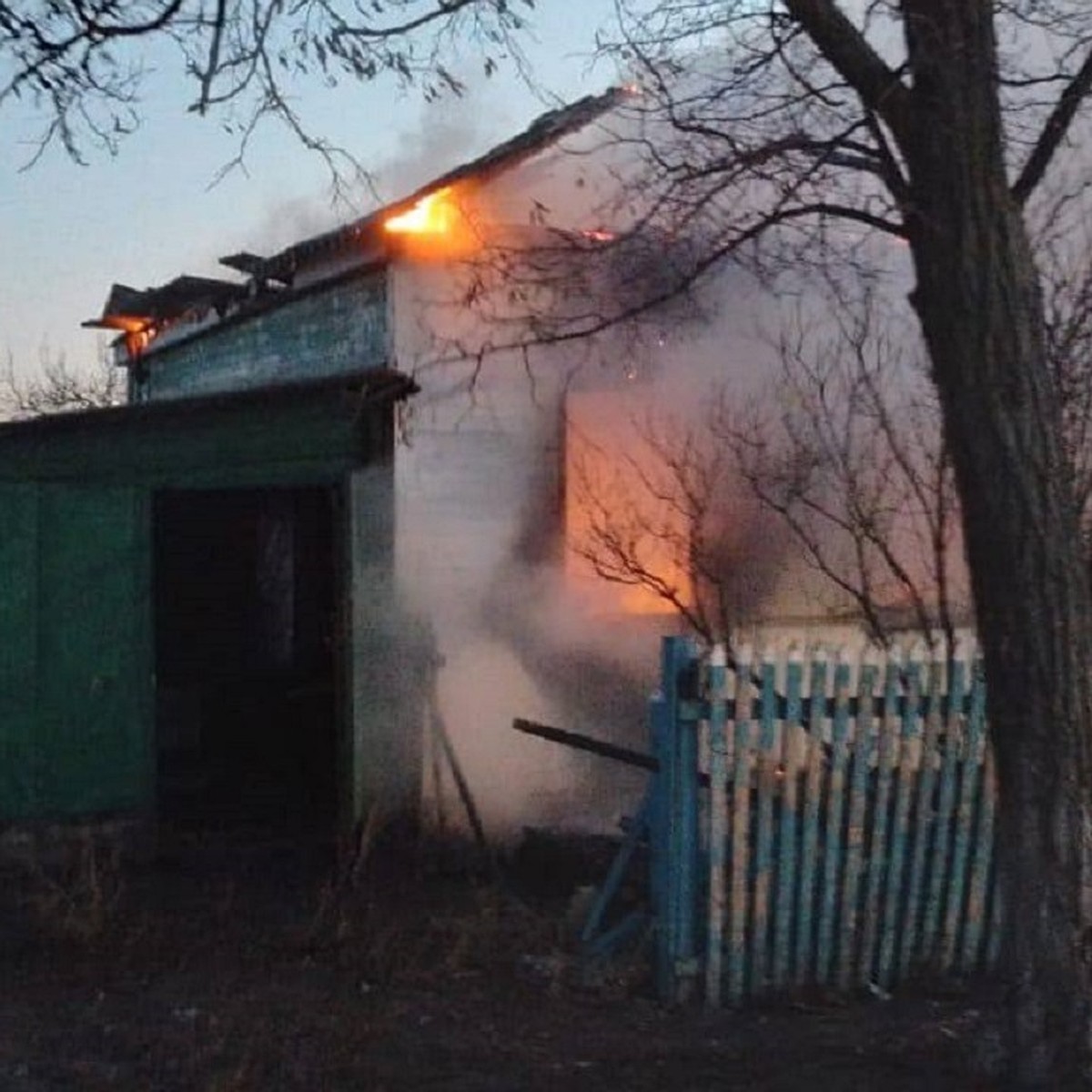 В Ростовской области при пожаре в частном доме погибли двое маленьких детей  - KP.RU