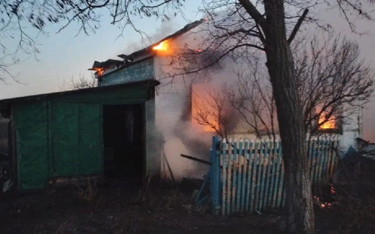 В Ростовской области при пожаре в частном доме погибли двое маленьких детей